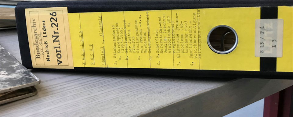 Ein Foto von einem Aktenordner im Lesesaal des Bundesarchivs