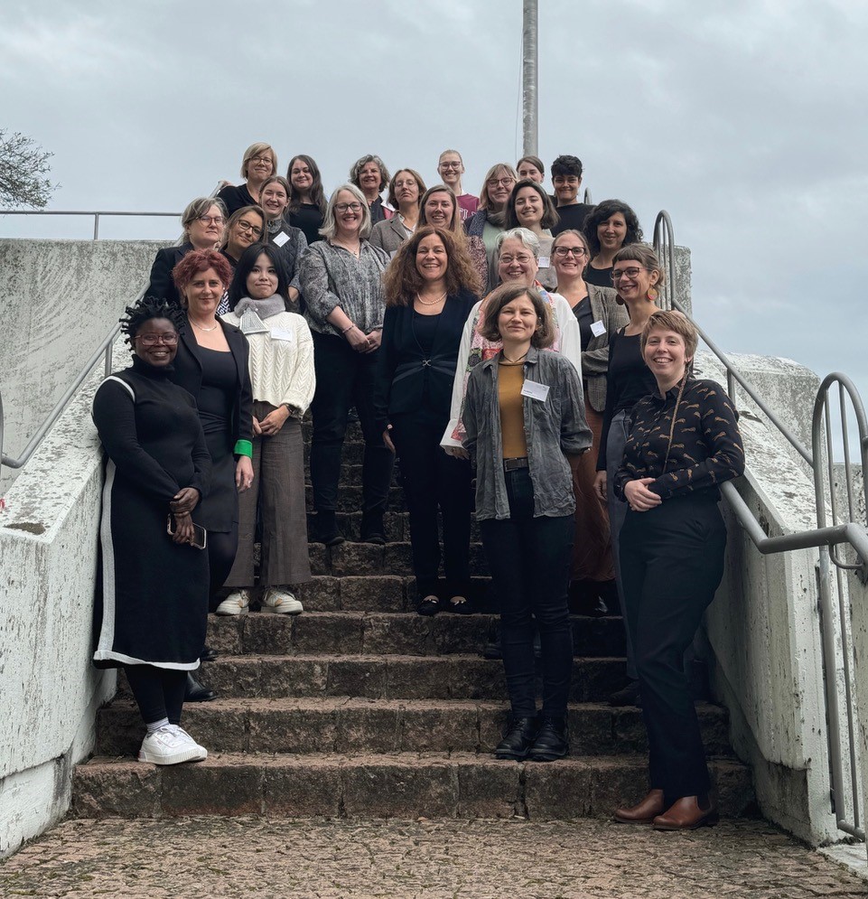 Ein Gruppenfoto der Konferenzteilnehmerinnen auf einer Treppe