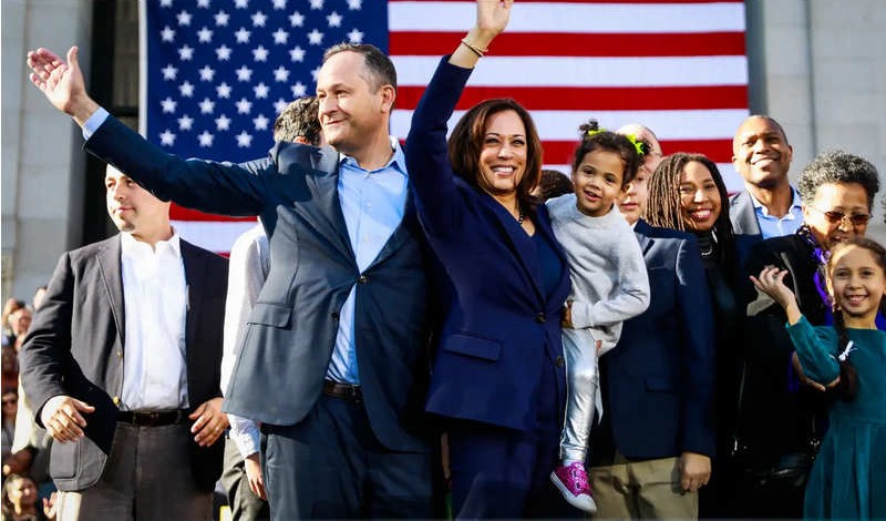 Kamala Harris mit Familie auf einer Bühne